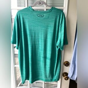 Men’s Under Armor XL Heat Gear Lightweight  V Neck pullover shirt. Green.